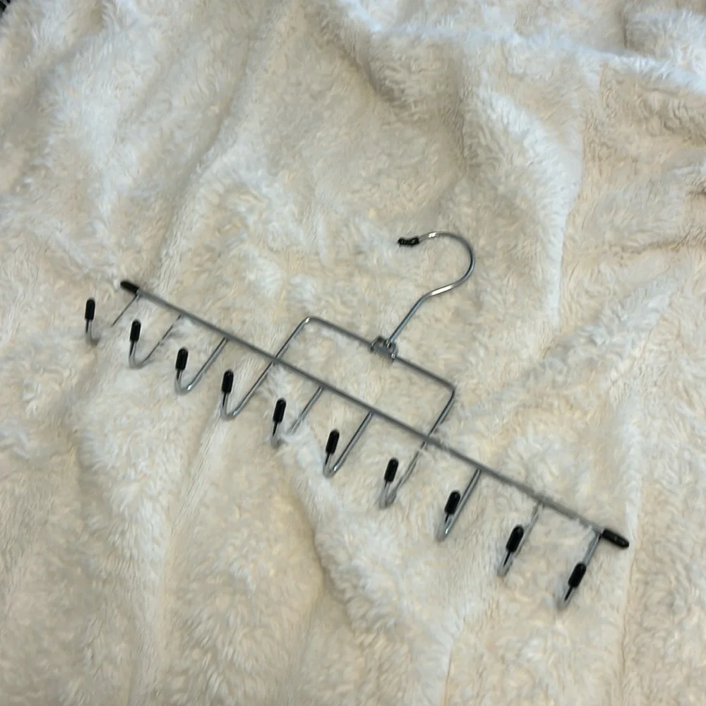 Tie hanger